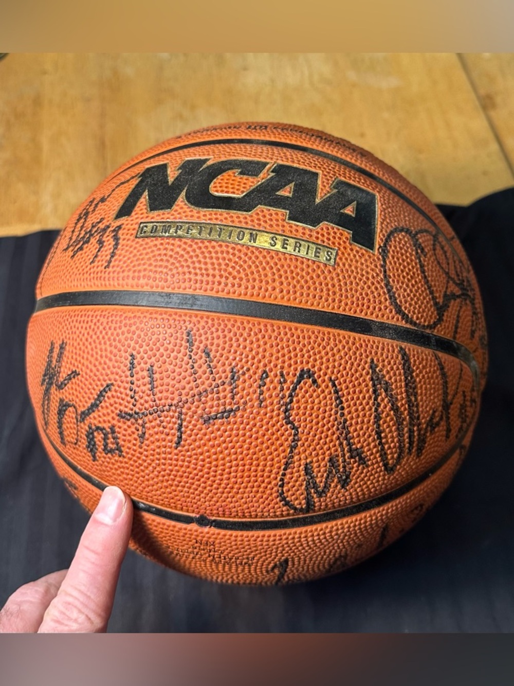 2003-2004 UCONN HUSKIES TEAM signed autographed BASKETBALL NATIONAL CHAMPS 2004